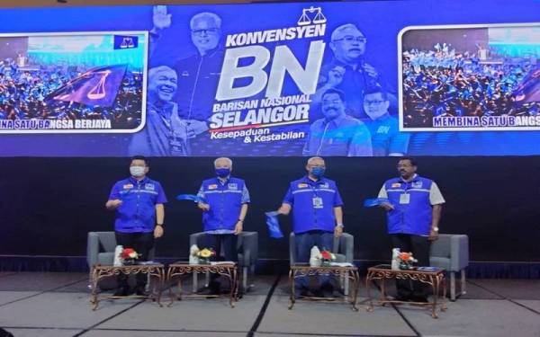 Ismail Sabri (dua dari kiri) bersama Noh (dua dari kanan) pada Konvensyen BN Selangor pada Ahad