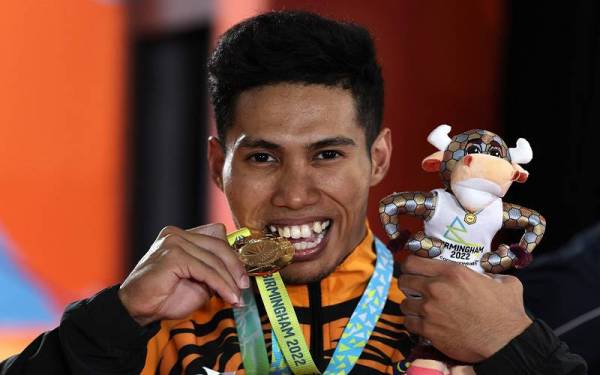 Muhamad Aznil Bidin menyumbang pingat emas kedua negara selepas memungut mata keseluruhan dengan melakukan angkatan bebanan keseluruhan 285kg. - Foto Bernama