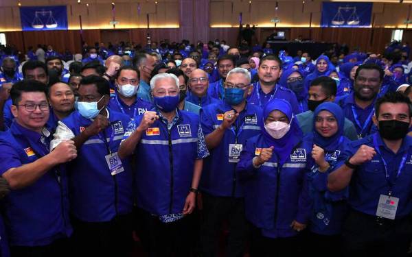 Ismail Sabri (tiga dari kiri) dan Noh (empat dari kanan) selepas Pembukaan Konvensyen Barisan Nasional Selangor 2022 di Setia City Convention Centre, Setia Alam pada Ahad. - Foto Bernama