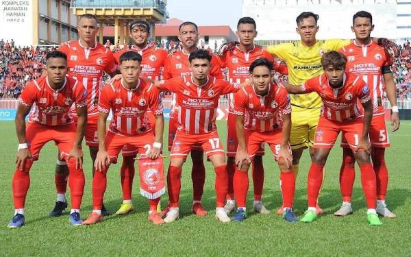 Kesebelasan utama Kelantan FC pada perlawanan berkenaan. - Foto FB TRW Kelantan FC