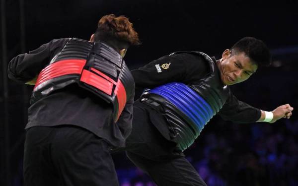 Muhammad Robial (kanan) ketika menentang pesilat Singapura Muhammad Nurshahfareeq Shahrudin pada perlawanan akhir Tanding kategori I Lelaki. Foto Bernama