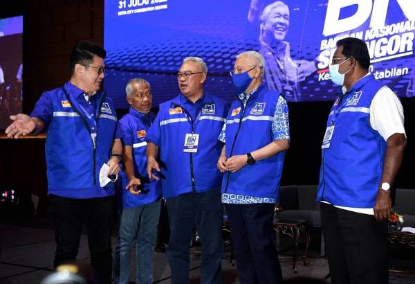 Noh Omar (tiga dari kiri) bersama Perdana Menteri Datuk Seri Ismail Sabri Yaakob (dua dari kanan) selepas majlis pembukaan Konvensyen Barisan Nasional Selangor 2022 di Setia City Convention Centre, Setia Alam pada Ahad. Foto Bernama