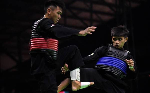 Pesilat negara, Mohammad Khairi Adib (kanan) ketika menentang pesilat Singapura, Aniq &#039;Asri pada perlawanan akhir Tanding kategori B Lelaki pada Kejuaraan Pencak Silat Dunia Ke-19 di Pusat Dagangan Antarabangsa Melaka dekat Ayer keroh pada Ahad. -Foto Bernama