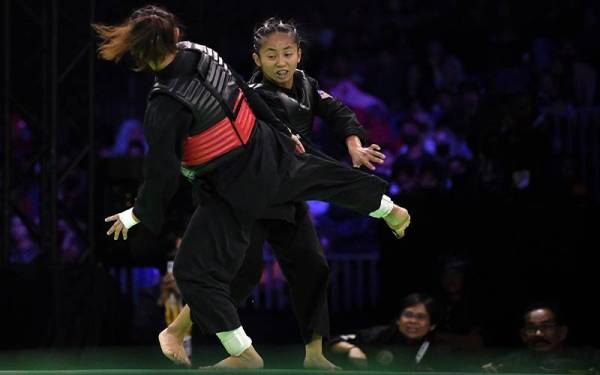 Pesilat wanita negara, Nor Farah Mazlan (kanan) ketika beraksi menentang pesilat dari Singapura Nadhrah Sahrin pada perlawanan akhir Tanding kategori A Wanita di Kejuaraan Pencak Silat Dunia Ke-19 di Pusat Dagangan Antarabangsa Melaka dekat Ayer keroh pada Ahad. Foto Bernama