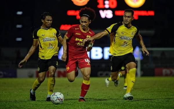 Pemain Selangor FC, Sharul Nazeem Zulpakar (tengah) ketika diasak oleh dua pemain Negeri Sembilan FC dalam aksi Liga Super malam tadi. - Foto: Bernama