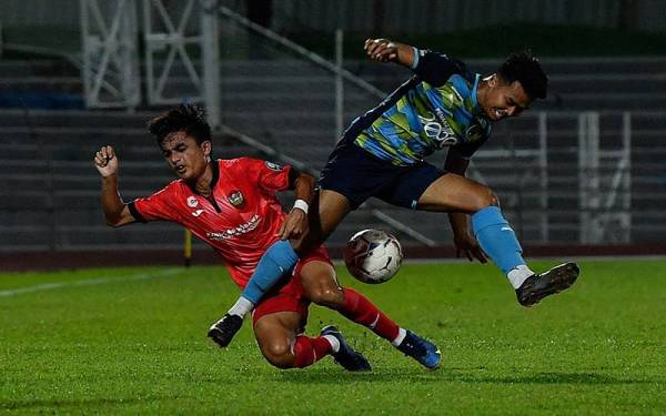 Pemain Penang FC, Mohammad Fairuz Zakaria (kanan) diasak pemain Sarawak United, Zahrul Nizwan Joe Kifli pada aksi Liga Super di Stadium Bandaraya, malam tadi. - Foto: Bernama