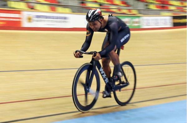 Muhammad Shah Firdaus tewas kepada pelumba Australia, Matthew Richardson pada saingan suku akhir acara pecut di Lee Valley VeloPark, London. - Foto Bernama