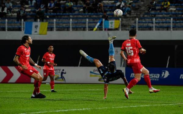 Pemain pasukan Pulau Pinang Lucas Espindola Da Silva menjaringkan gol dalam perlawanan Liga Super 2022 ketika menentang pasukan Sarawak United di Stadium Bandaraya, pada Ahad. - Foto Bernama
