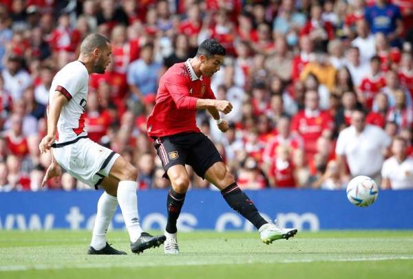 Ronaldo (kanan) berjaya melepaskan rembatan ke pintu gol walaupun cuba diasak pertahanan Rayo Vallecano pada aksi pra-musim berkenaan. - Foto Reuters