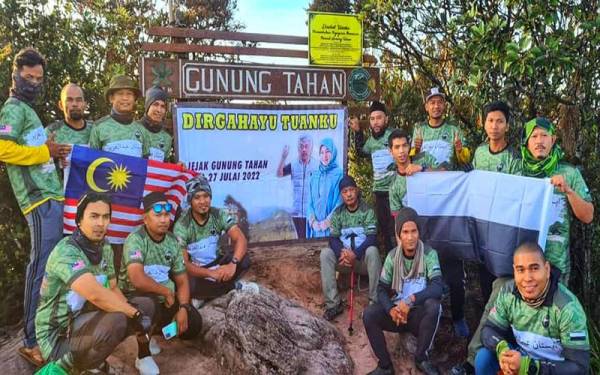 Pendaki Istana Abdul Aziz Fan berjaya tawan Gunung Tahan sempena sambutan Hari Keputeraan Kebawah Duli Yang Maha Mulia Seri Paduka Baginda Yang di-Pertuan Agong, Al-Sultan Abdullah
Ri'ayatuddin Al-Mustafa Billah Shah.