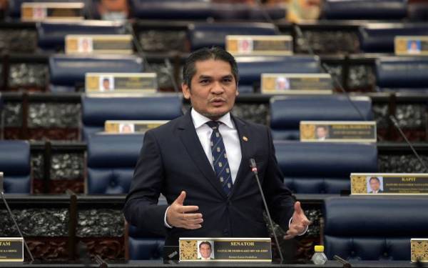 Menteri Kanan Pendidikan Datuk Dr Mohd Radzi Md Jidin menjawab soalan dalam Mesyuarat Kedua Penggal Kelima Parlimen ke-14 bagi Dewan Rakyat di Bangunan Parlimen, pada Isnin. - Foto Bernama
