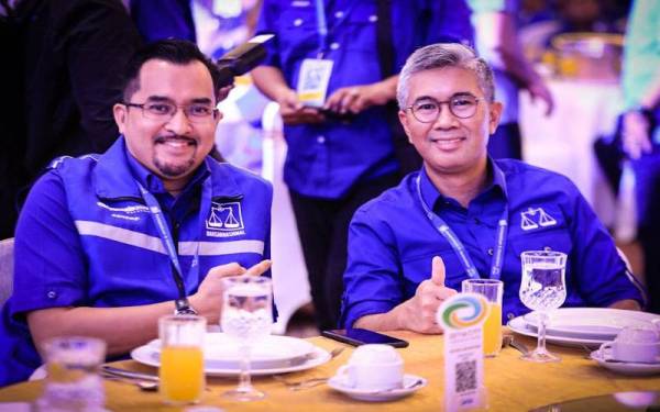 Asyraf (kiri) diletakkan semeja dengan Tengku Zafrul pada Majlis Penutup Konvensyen Barisan Nasional Negeri Selangor, pada Ahad.