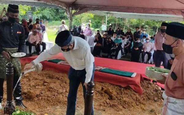 Sultan Sharafuddin berkenan menyiram air mawar di kubur Allahyarham Abdul Khalid di Makam Diraja Shah Alam, pada Isnin.