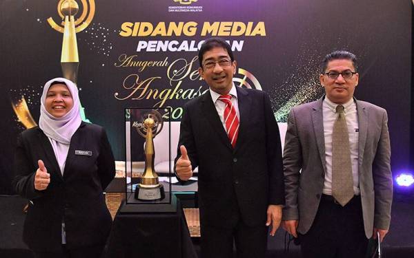 Timbalan Menteri Komunikasi dan Multimedia Datuk Zahidi Zainul Abidin (tengah) bergambar bersama piala Pencalonan Anugerah Seri Angkasa 2022 selepas sidang media di Wisma radio Angkasapuri, pada Isnin. - Foto Bernama