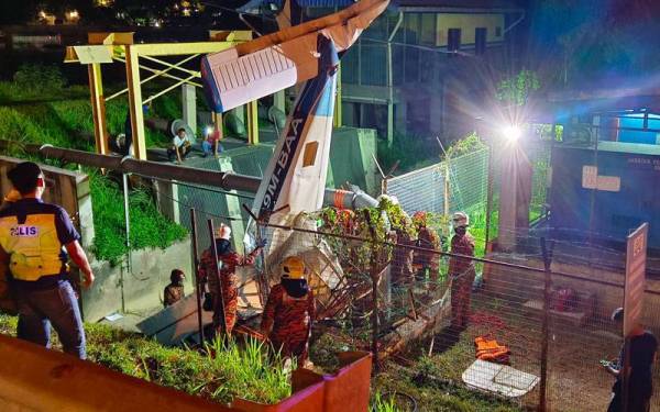 Pasukan bomba sedang menjalankan operasi mengeluarkan mangsa yang dipercayai tersepit dalam kejadian pesawat ringan terhempas di Ipoh.