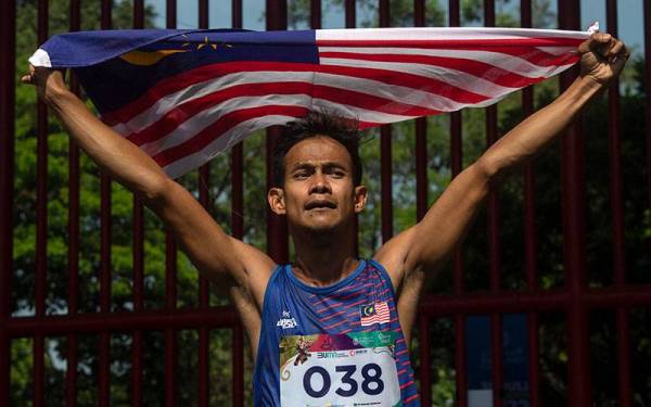 Mohamad Ridzuan meraikan kejayaannya selepas memenangi pingat emas dalam acara 100m T36 lelaki (cerebral palsy) pada temasya Sukan Para ASEAN 2022 Solo pada Isnin. - Foto Bernama