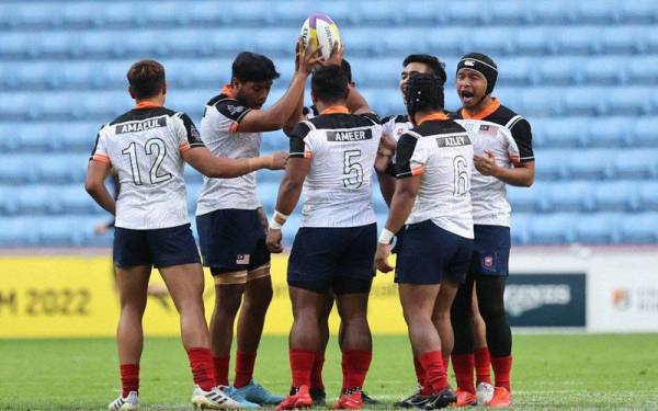 Muhammad Shah (dua dari kiri) bersama para pemain Bunga Raya sebelum berdepan Scotland di Stadium Coventry baru-baru ini.