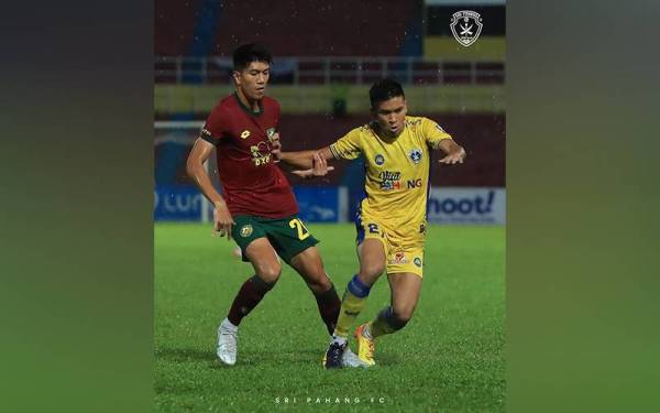 Aksi kedua-dua pemain dalam pertemuan antara Sri Pahang FC dan KDA FC pada saingan Liga Super di Stadium Darul Makmur malam tadi. Foto FB Sri Pahang FC