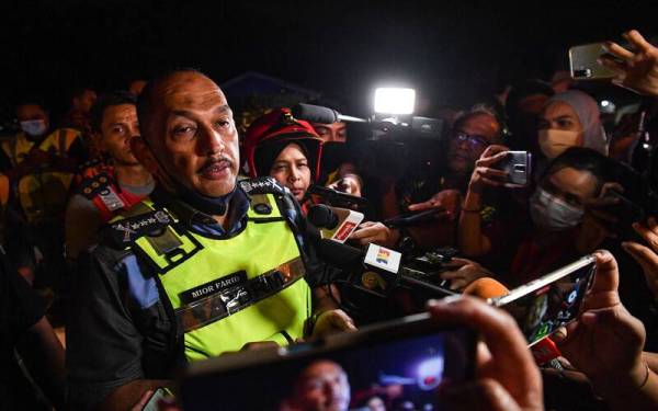 Mior Faridalathrash mengulas insiden pesawat ringan jenis Piper 28 terhempas di Medan Gopeng malam Isnin. - Foto Bernama 