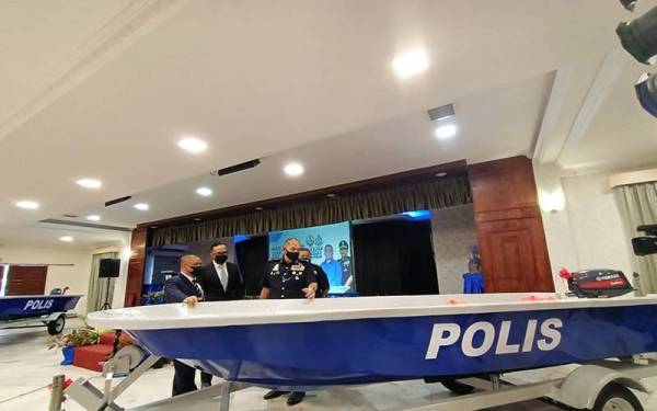 Saarani (kiri) melihat bot baharu yang diserahkan kepada Polis Perak bagi tujuan operasi menyelamat.