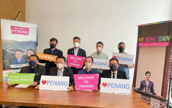 Soon Hin (depan, dua dari kiri) pada sidang akhbar &#039;Penang Partners With Mattaonline.Travel di GeorgeTown pada Selasa.