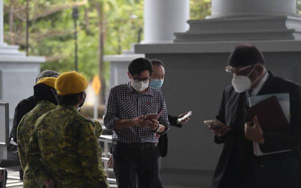 Teoh Soo Beng (dua dari kanan) hadir di Mahkamah Sesyen Kuala Lumpur pada Selasa.