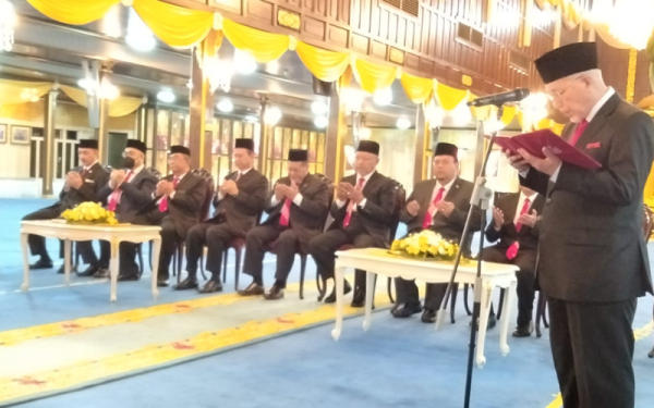 Mufti Kelantan, Datuk Mohamad Shukri Mohamad membacakan doa selepas pengisytiharan pangkat kemuliaan Duli Yang Maha Mulia Sultanah Kelantan di Istana Balai Besar pada Selasa.