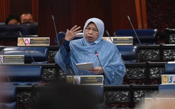 Zuraida menjawab soalan pada Mesyuarat Kedua Penggal Kelima Parlimen ke-14 bagi Dewan Rakyat di Bangunan Parlimen hari ini. - Foto Bernama