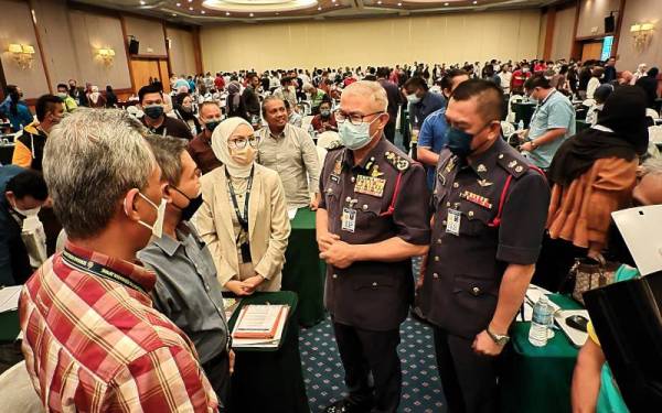 Mohammad Hamdan (dua dari kanan) selepas hadir merasmikan Seminar Keselamatan Kebakaran &#039;Kesedaran Keselamatan Kebakaran, Penyelenggaraan dan Penguatkuasaan Dalam Bangunan&#039; Peringkat Negeri Sembilan di sebuah hotel di Seremban pada Selasa.