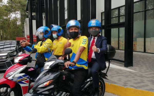 Fahmi menggunakan e-hailing motosikal dari Pusat Kerja Lembah Pantai ke Parlimen pada Selasa.