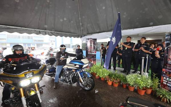 Kamarul Zaman (tiga dari kanan) menyempurnakan Majlis Pelepasan Konvoi Kempen Pencegahan Jenayah Komersial @ Awie Ride di IPK Johor pada Selasa.