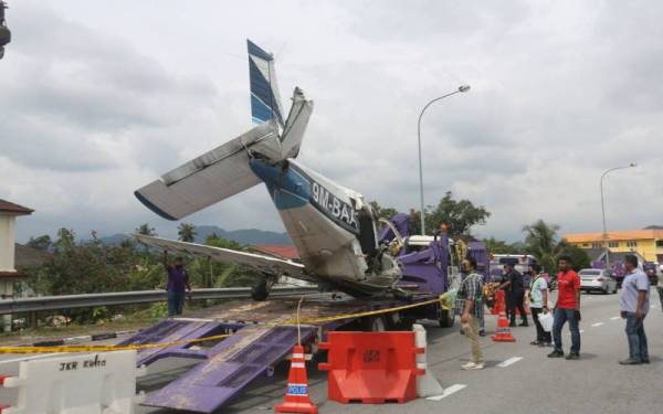 Bangkai pesawat ringan jenis Piper 28-161 yang terhempas di Jalan Sultan Nazrin Shah berhampiran Medan Gopeng pada Isnin telah dialihkan dari lokasi nahas pada Selasa.