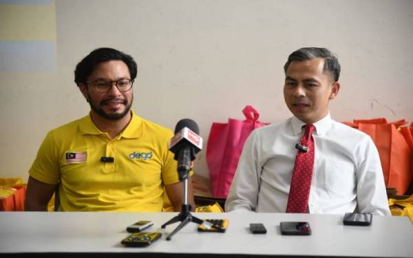 Fahmi (kanan) pada sidang akhbar bersama Dego Ride berkenaan perkhidmatan e-hailing motosikal di Pusat Kerja Lembah Pantai pada Selasa.