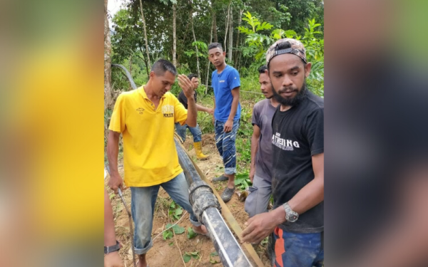 Penduduk berpendapat tidak praktikal untuk membaiki semula paip air masyarakat buat masa ini kerana bimbang ia rosak semula jika banjir melanda lagi.