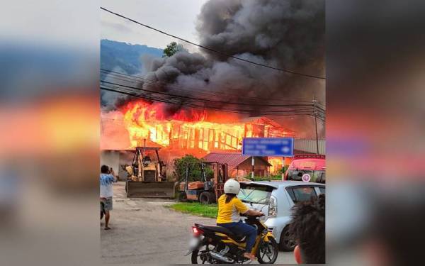 Kejadian melibatkan sebuah tokong dua tingkat di Air Itam pada petang Selasa.