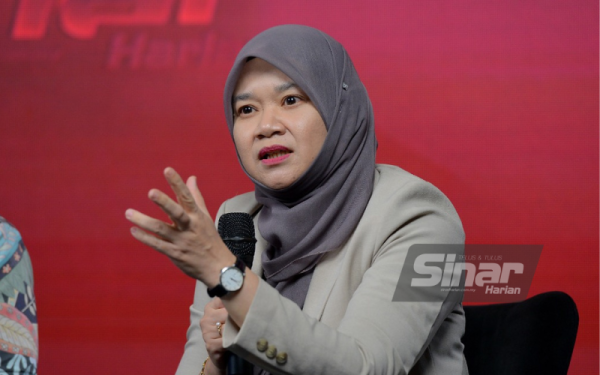 Fadhlina ketika program Wacana Sinar Edisi ke-359 bertajuk &#039;Akta Lompat Parti: Tamat Riwayat Katak Politik’ yang disiarkan secara langsung di semua platform digital Sinar Harian pada Selasa. - Foto Halim Wahid