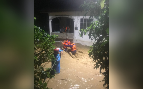 Angkatan Pertahanan Awam Malaysia memindahkan mangsa terjejas banjir pada Selasa.