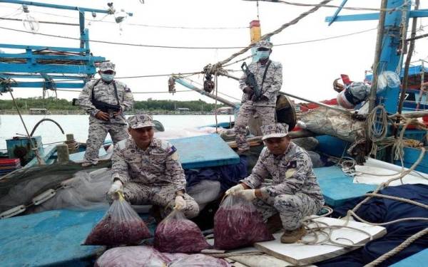 Maritim Malaysia merampas pelbagai hasil laut yang dicuri nelayan asing di perairan Malaysia.