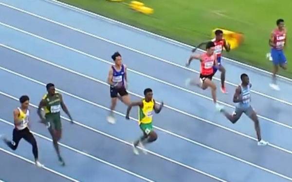 Muhammad Azeem (kiri sekali), cuba memberikan saingan kepada pelumba lain pada acara 100m berkenaan.