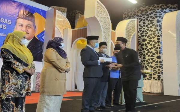 Mohd Danyal Naqiuddin Zulkifli menerima surat penempatan mengajar daripada Menteri Tugas-Tugas Khas Sabah, Datuk Mohd Ariffin Mohd Arif dalam majlis diadakan di Dewan Saadah Wisma Muis, Kota Kinabalu, pada Rabu. 