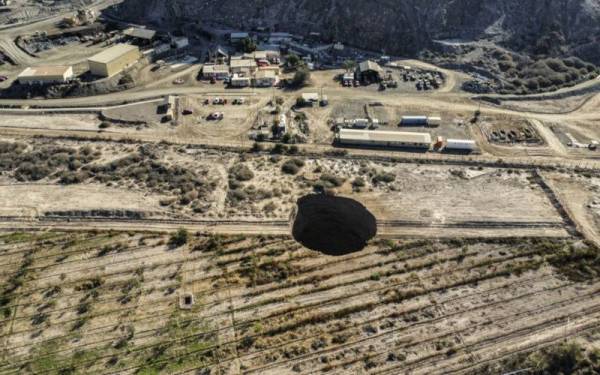 Lubang benam yang besar muncul berhampiran lombong Alcaparrosa di padang pasir Atacama, Chile pada minggu lalu. - Foto AFP