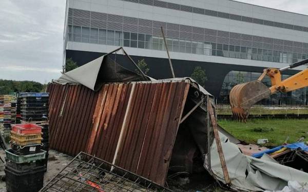 Gerai buah-buahan yang beroperasi tanpa lesen di Jalan Banting, di sini disita oleh MPK dalam satu operasi pada Selasa.