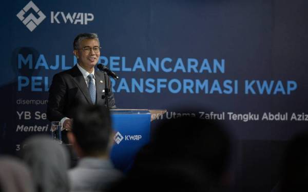 Tengku Zafrul menyampaikan ucapan pada Majlis Pelancaran Pelan Transformasi Kumpulan Wang Persaraan (Diperbadankan) (KWAP) hari ini. Foto Bernama