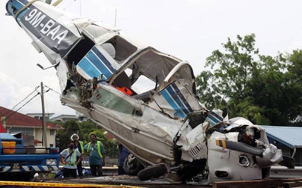 Bangkai pesawat ringan yang terhempas di Jalan Dr Nazrin Shah, Sungai Rokam Medan Gopeng yang dibawa keluar untuk siasatan lanjut oleh pihak berkuasa.- Foto Bernama