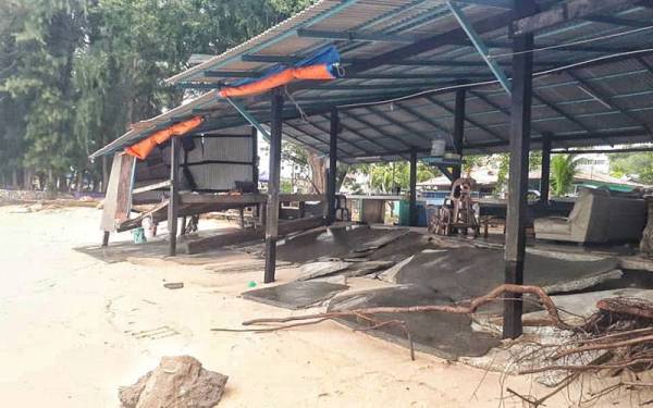 Pembinaan balai nelayan baharu Kampung Pantai Jaring, Pantai Puteri Tanjung Kling, di sini, tergendala.