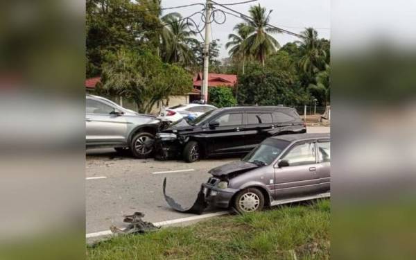 Gambar kereta Perodua Alza mangsa terbabit kemalangan yang tular.