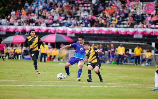 Aksi skuad bola sepak negara ketika menentang Laos pada Selasa.