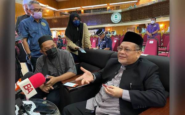 Mohd Amar (kanan) semasa ditemui pemberita pada Majlis Sambutan Hari Hududullah Peringkat Kelantan di Dewan Besar Balai Islam, Kota Bharu pada Rabu.