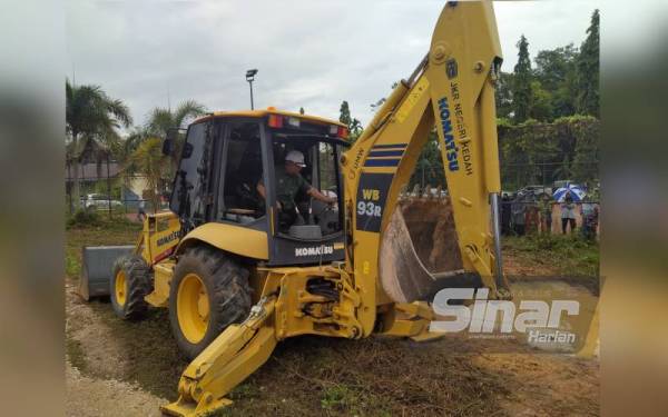 Muhammad Sanusi ketika menyempurnakan Majlis Pecah Tanah Perumahan Bantuan Banjir Baling di Desa Keda Kampung Sadek pada Rabu.