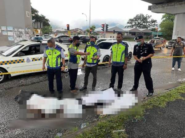 Lelaki warga Myanmar dan dua kanak-kanak maut selepas jatuh dari jejambat Jalan Lingkaran Tengah 2 (MRR2), Kuala Lumpur pada Selasa. - Foto PDRM